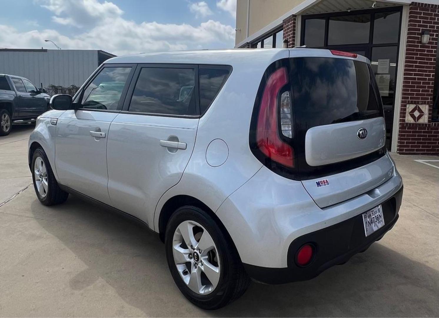 2018 Silver KIA SOUL (KNDJN2A21J7) with an 1.6L engine, Automatic transmission, located at 4415 NE 28th St, Haltom City, TX, 76117, (817) 222-9334, 32.795322, -97.280937 - Photo#2