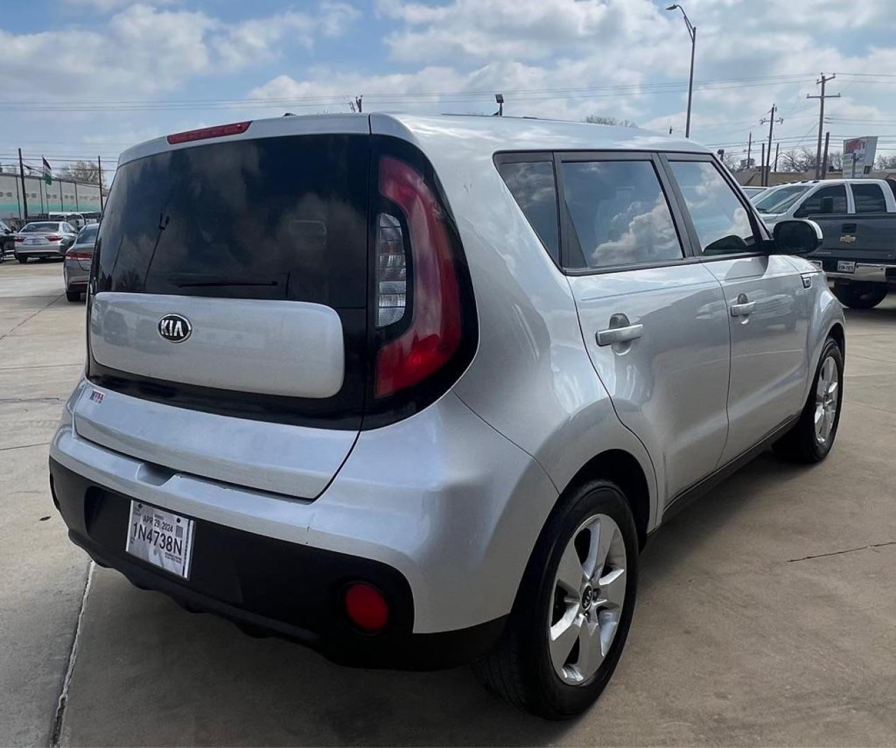 2018 Silver KIA SOUL (KNDJN2A21J7) with an 1.6L engine, Automatic transmission, located at 4415 NE 28th St, Haltom City, TX, 76117, (817) 222-9334, 32.795322, -97.280937 - Photo#3