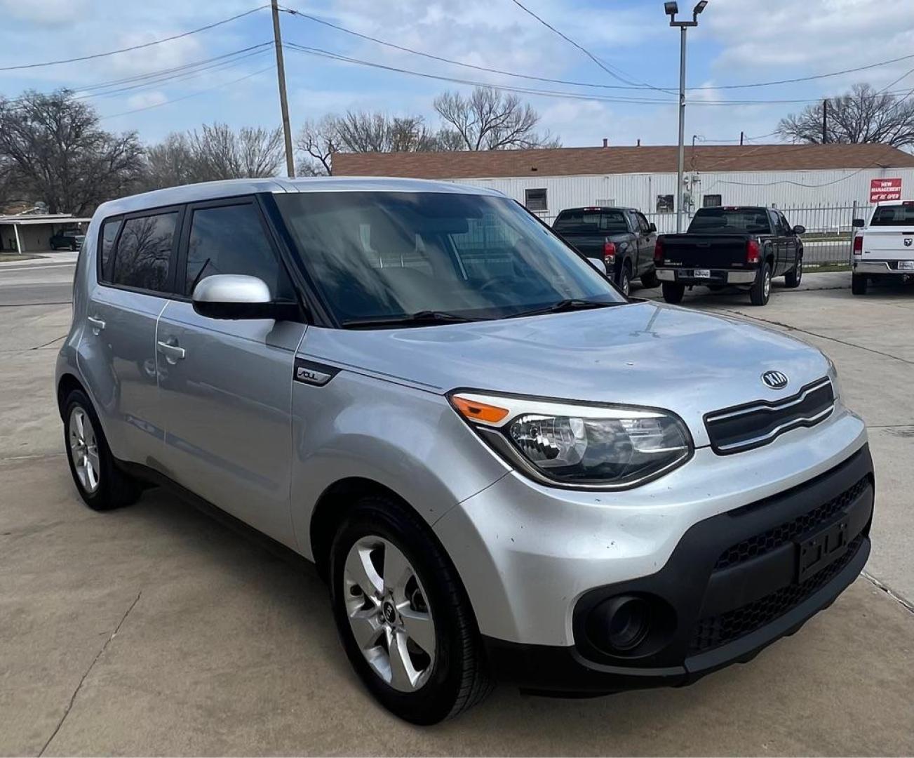 2018 Silver KIA SOUL (KNDJN2A21J7) with an 1.6L engine, Automatic transmission, located at 4415 NE 28th St, Haltom City, TX, 76117, (817) 222-9334, 32.795322, -97.280937 - Photo#4