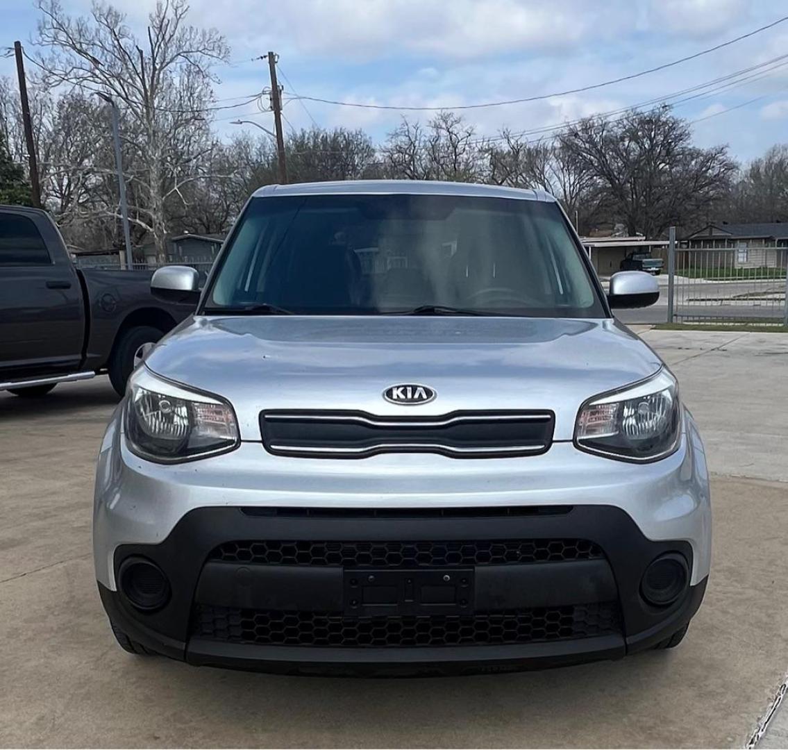 2018 Silver KIA SOUL (KNDJN2A21J7) with an 1.6L engine, Automatic transmission, located at 4415 NE 28th St, Haltom City, TX, 76117, (817) 222-9334, 32.795322, -97.280937 - Photo#5