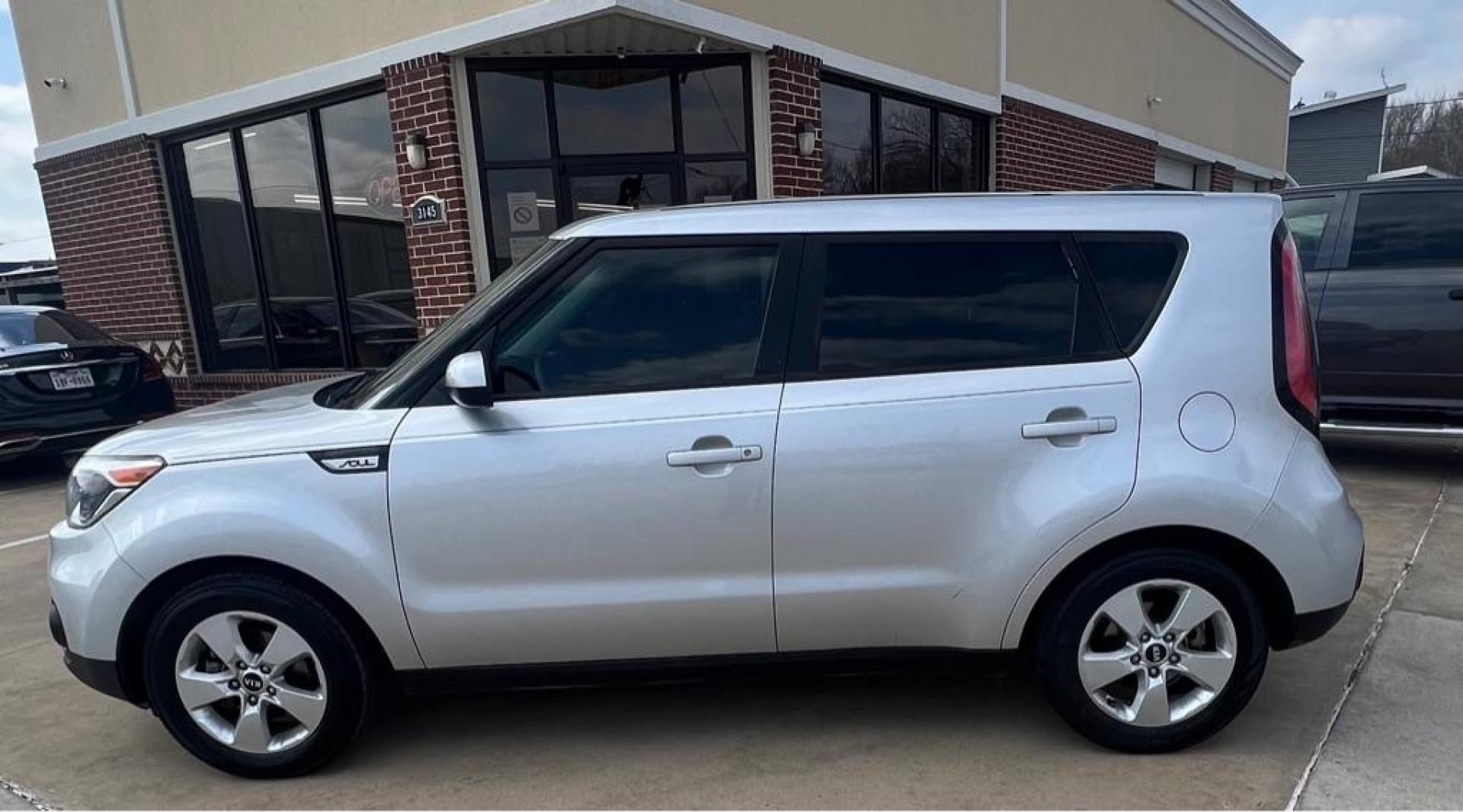 2018 Silver KIA SOUL (KNDJN2A21J7) with an 1.6L engine, Automatic transmission, located at 4415 NE 28th St, Haltom City, TX, 76117, (817) 222-9334, 32.795322, -97.280937 - Photo#6