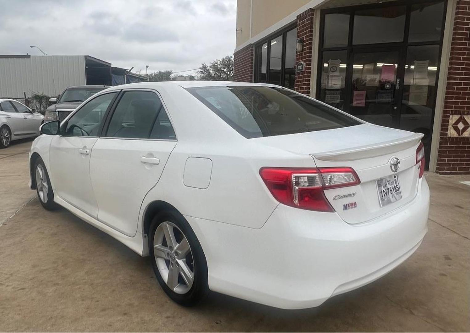 2014 White TOYOTA CAMRY L (4T1BF1FK3EU) with an 2.5L engine, Automatic transmission, located at 4415 NE 28th St, Haltom City, TX, 76117, (817) 222-9334, 32.795322, -97.280937 - Photo#2