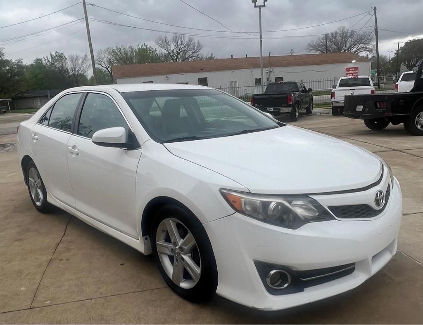 2014 White TOYOTA CAMRY L (4T1BF1FK3EU) with an 2.5L engine, Automatic transmission, located at 4415 NE 28th St, Haltom City, TX, 76117, (817) 222-9334, 32.795322, -97.280937 - Photo#4