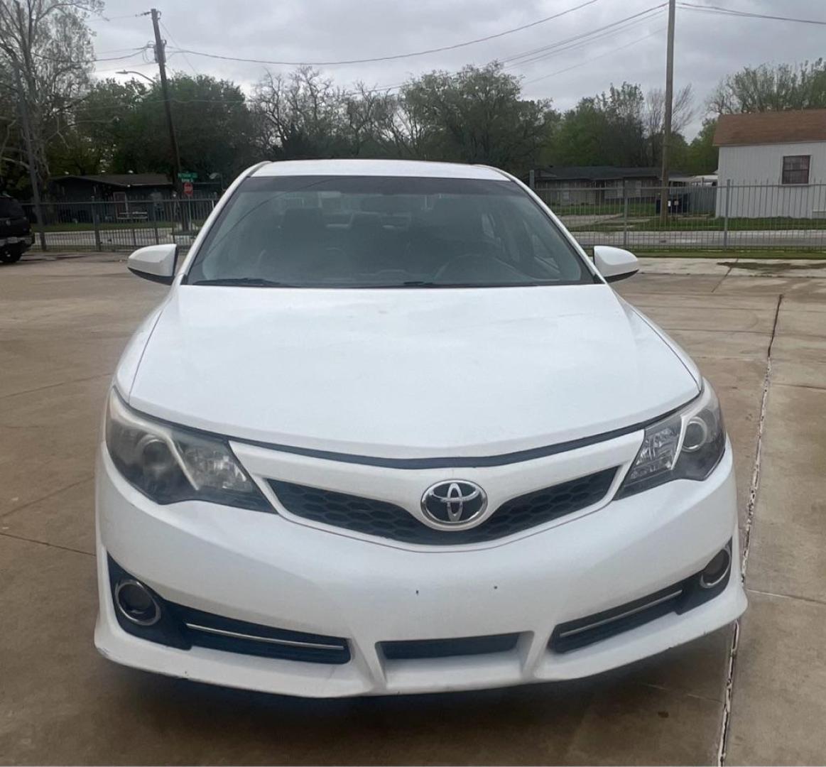 2014 White TOYOTA CAMRY L (4T1BF1FK3EU) with an 2.5L engine, Automatic transmission, located at 4415 NE 28th St, Haltom City, TX, 76117, (817) 222-9334, 32.795322, -97.280937 - Photo#5