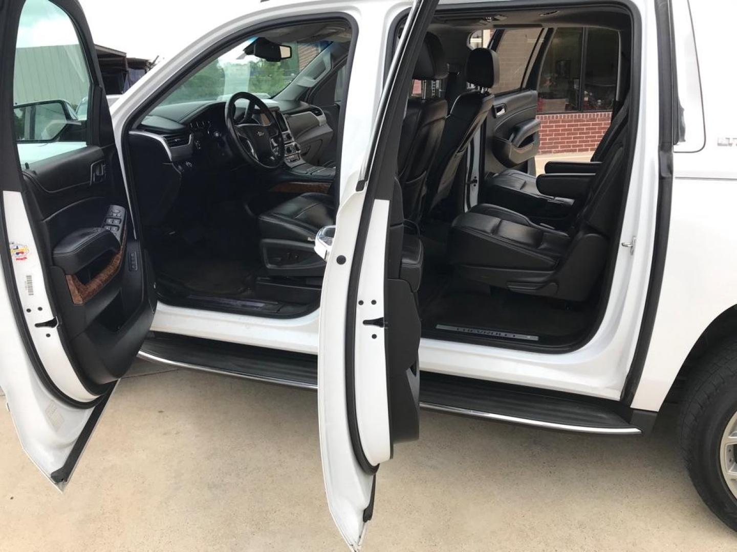 2015 WHITE CHEVROLET SUBURBAN 1500 LTZ (1GNSCKKC0FR) with an 5.3L engine, Automatic transmission, located at 4415 NE 28th St, Haltom City, TX, 76117, (817) 222-9334, 32.795322, -97.280937 - Photo#9