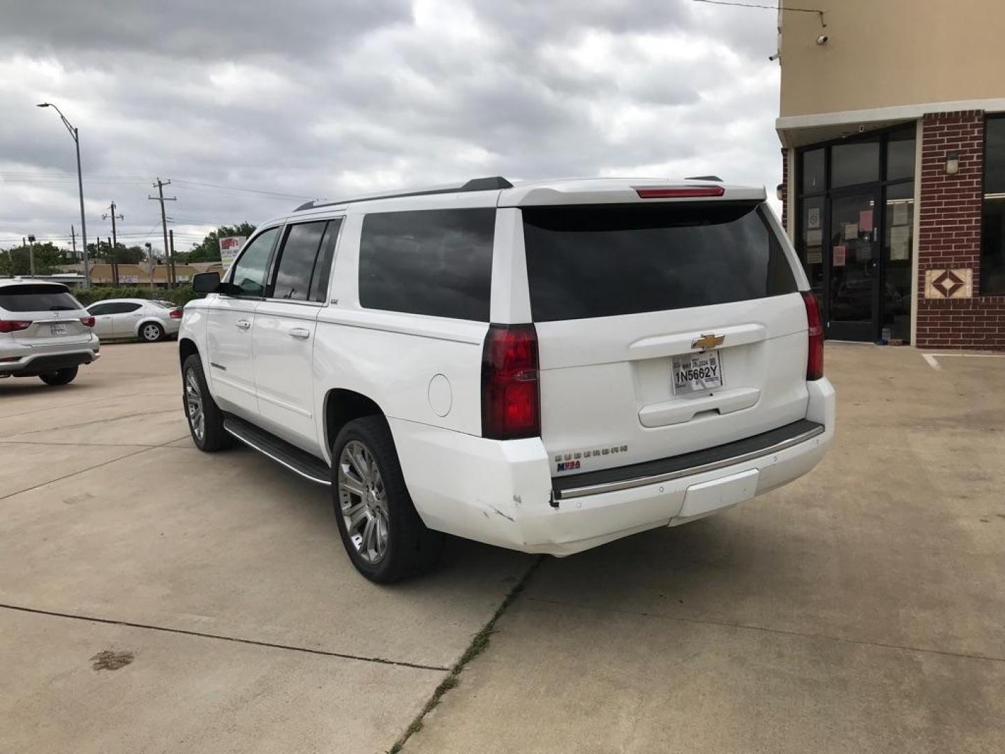 2015 WHITE CHEVROLET SUBURBAN 1500 LTZ (1GNSCKKC0FR) with an 5.3L engine, Automatic transmission, located at 4415 NE 28th St, Haltom City, TX, 76117, (817) 222-9334, 32.795322, -97.280937 - Photo#4