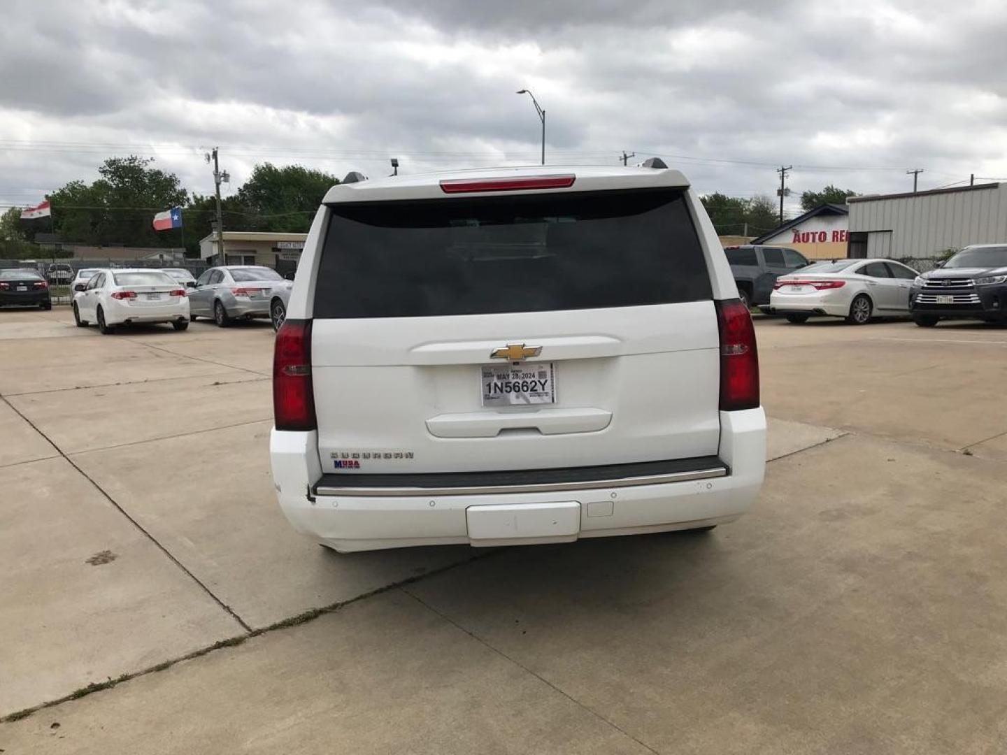 2015 WHITE CHEVROLET SUBURBAN 1500 LTZ (1GNSCKKC0FR) with an 5.3L engine, Automatic transmission, located at 4415 NE 28th St, Haltom City, TX, 76117, (817) 222-9334, 32.795322, -97.280937 - Photo#5