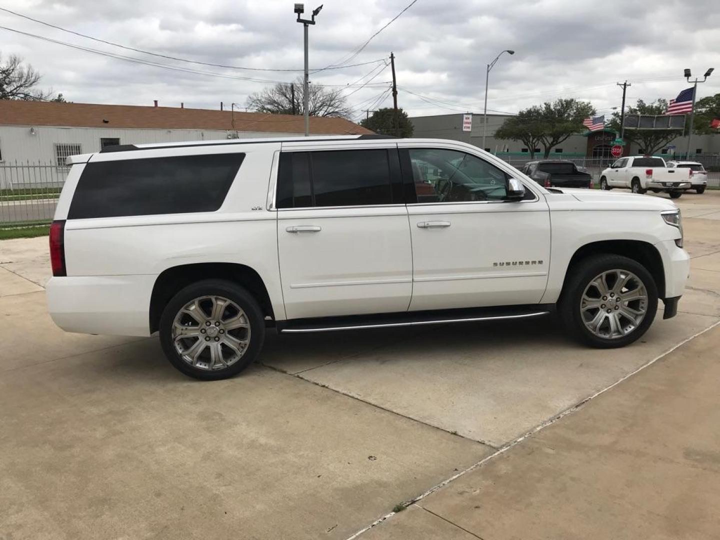 2015 WHITE CHEVROLET SUBURBAN 1500 LTZ (1GNSCKKC0FR) with an 5.3L engine, Automatic transmission, located at 4415 NE 28th St, Haltom City, TX, 76117, (817) 222-9334, 32.795322, -97.280937 - Photo#7