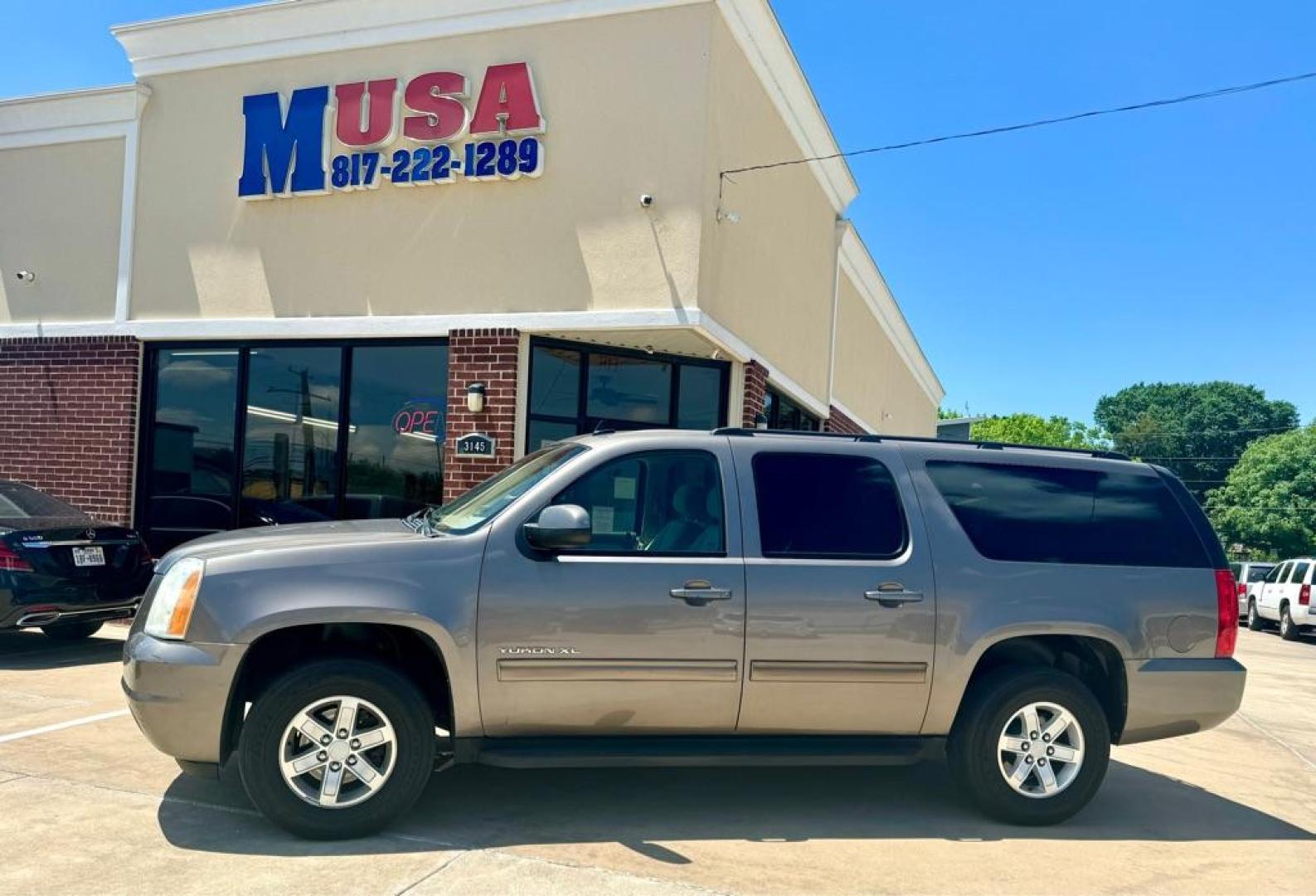 2011 Gray GMC YUKON XL 1500 SLE (1GKS1HE00BR) with an 5.3L engine, Automatic transmission, located at 4415 NE 28th St, Haltom City, TX, 76117, (817) 222-9334, 32.795322, -97.280937 - Photo#2