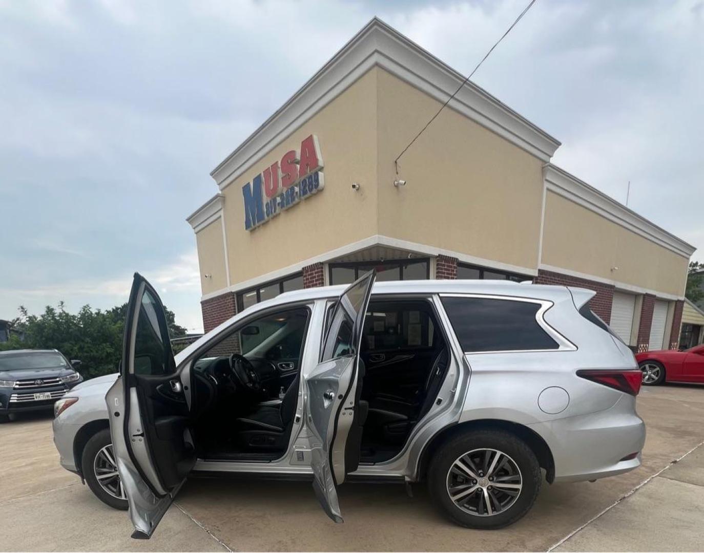 2017 Silver INFINITI QX60 (5N1DL0MM6HC) with an 3.5L engine, Continuously Variable transmission, located at 4415 NE 28th St, Haltom City, TX, 76117, (817) 222-9334, 32.795322, -97.280937 - Photo#9