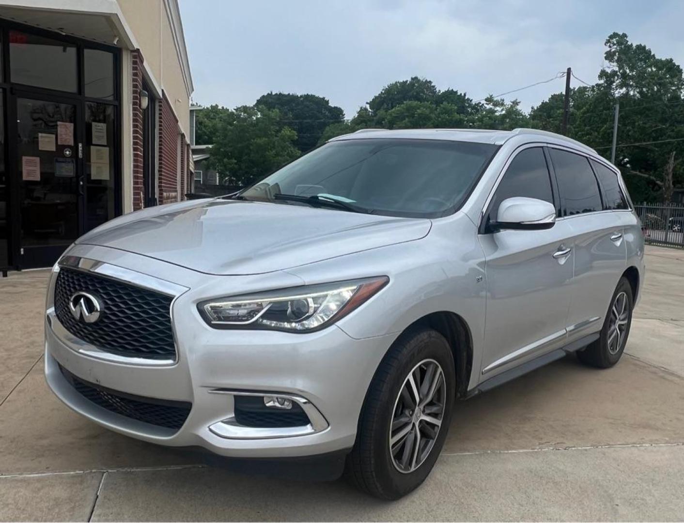 2017 Silver INFINITI QX60 (5N1DL0MM6HC) with an 3.5L engine, Continuously Variable transmission, located at 4415 NE 28th St, Haltom City, TX, 76117, (817) 222-9334, 32.795322, -97.280937 - Photo#1