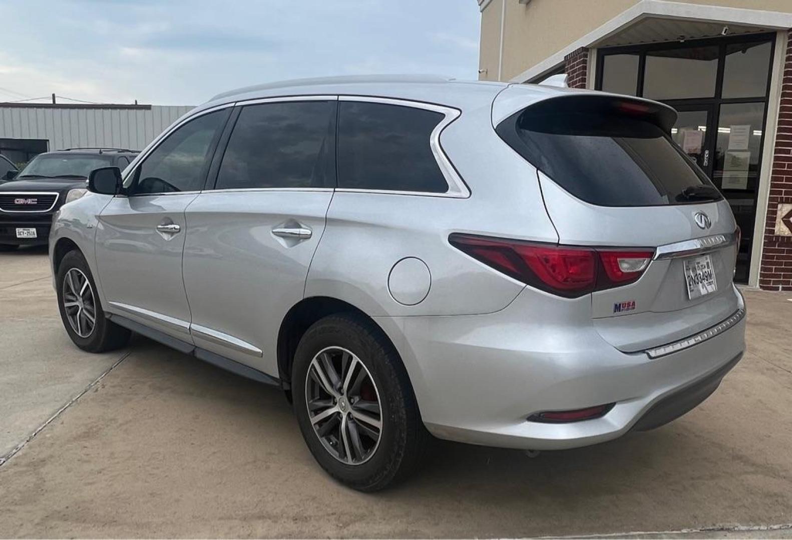 2017 Silver INFINITI QX60 (5N1DL0MM6HC) with an 3.5L engine, Continuously Variable transmission, located at 4415 NE 28th St, Haltom City, TX, 76117, (817) 222-9334, 32.795322, -97.280937 - Photo#2