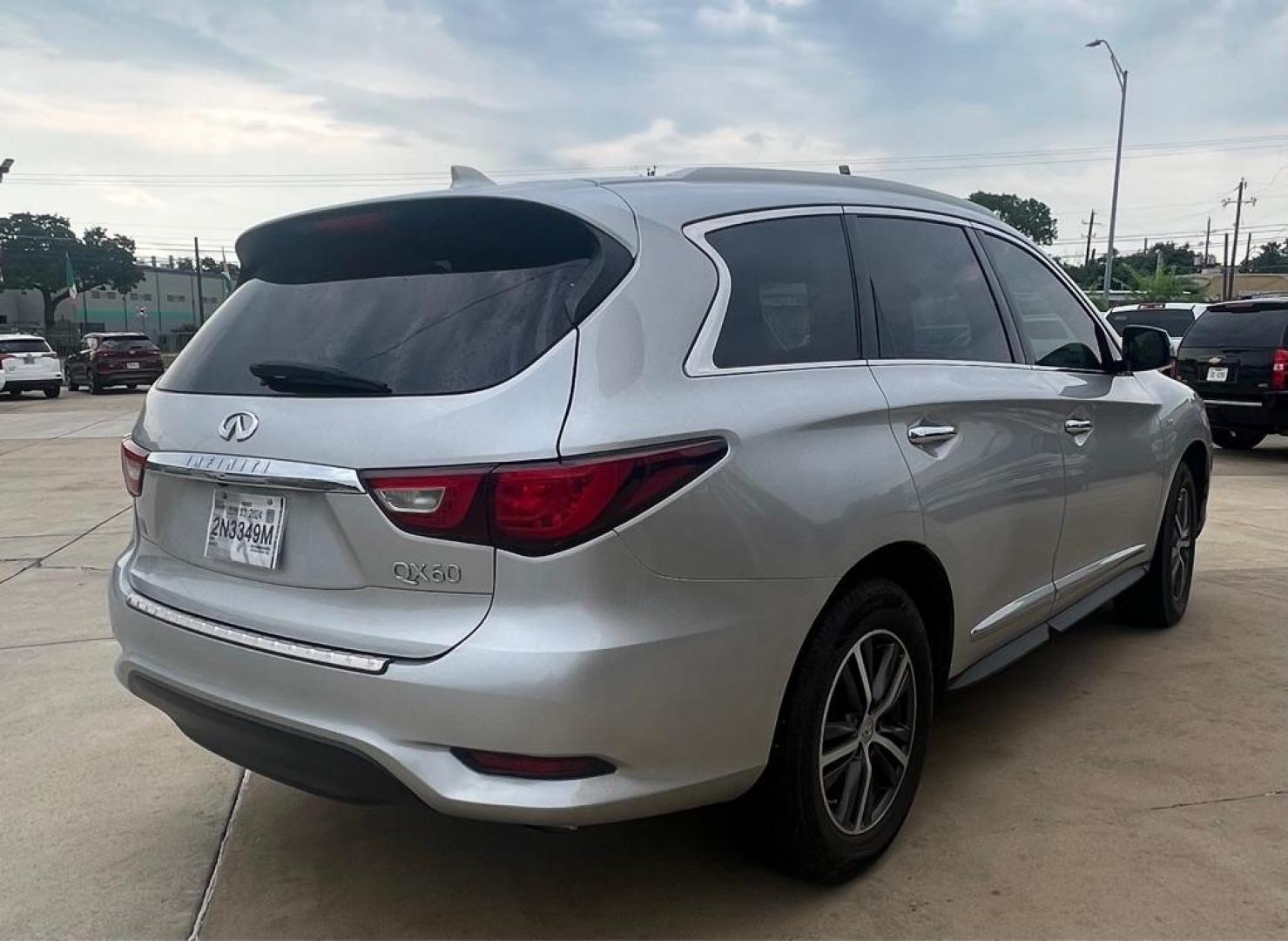 2017 Silver INFINITI QX60 (5N1DL0MM6HC) with an 3.5L engine, Continuously Variable transmission, located at 4415 NE 28th St, Haltom City, TX, 76117, (817) 222-9334, 32.795322, -97.280937 - Photo#3