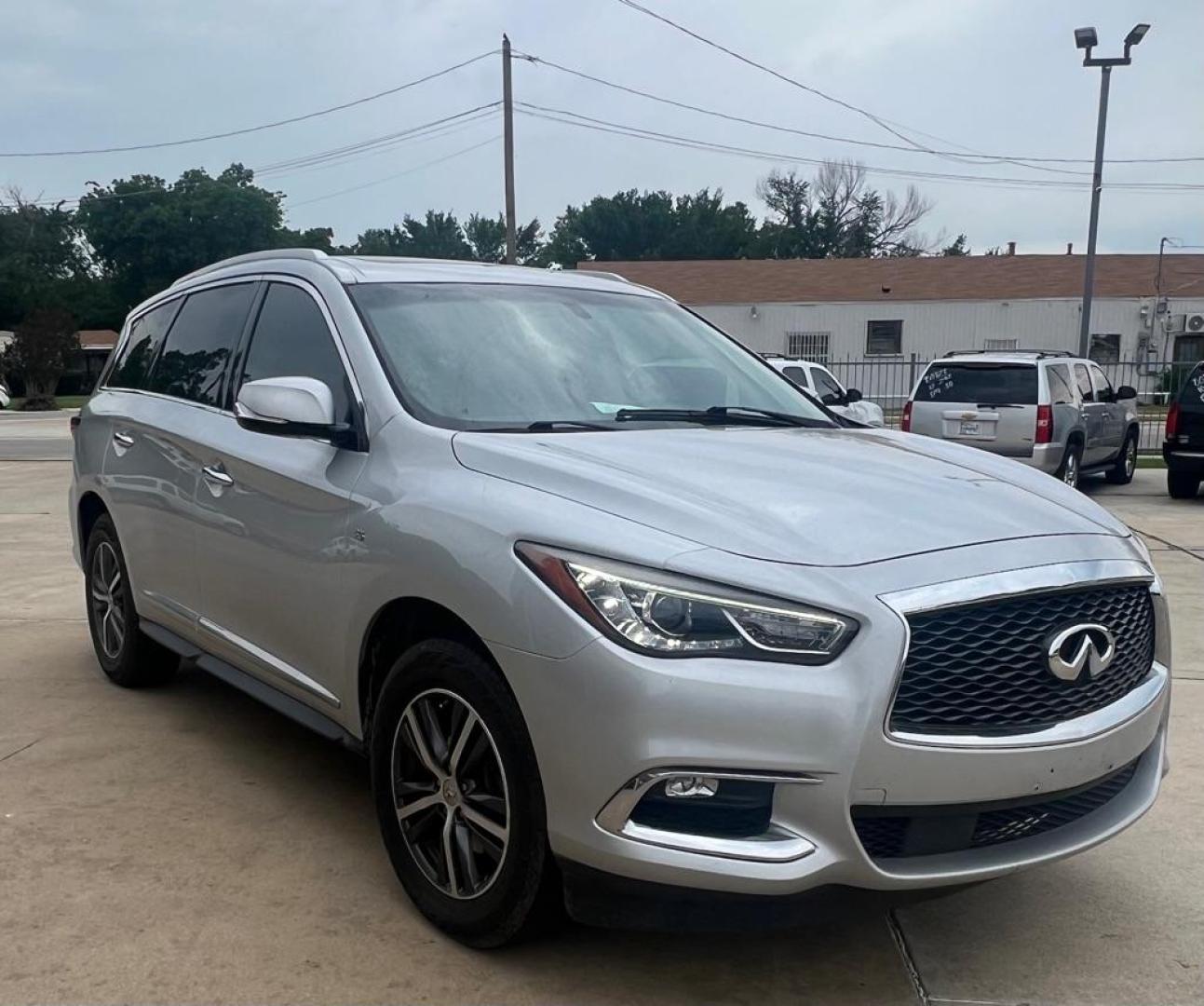 2017 Silver INFINITI QX60 (5N1DL0MM6HC) with an 3.5L engine, Continuously Variable transmission, located at 4415 NE 28th St, Haltom City, TX, 76117, (817) 222-9334, 32.795322, -97.280937 - Photo#4