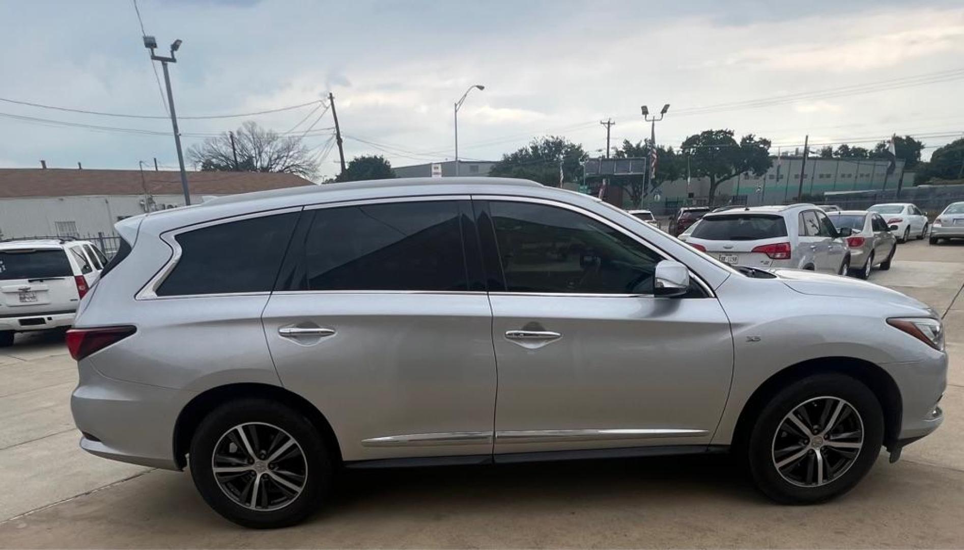 2017 Silver INFINITI QX60 (5N1DL0MM6HC) with an 3.5L engine, Continuously Variable transmission, located at 4415 NE 28th St, Haltom City, TX, 76117, (817) 222-9334, 32.795322, -97.280937 - Photo#8