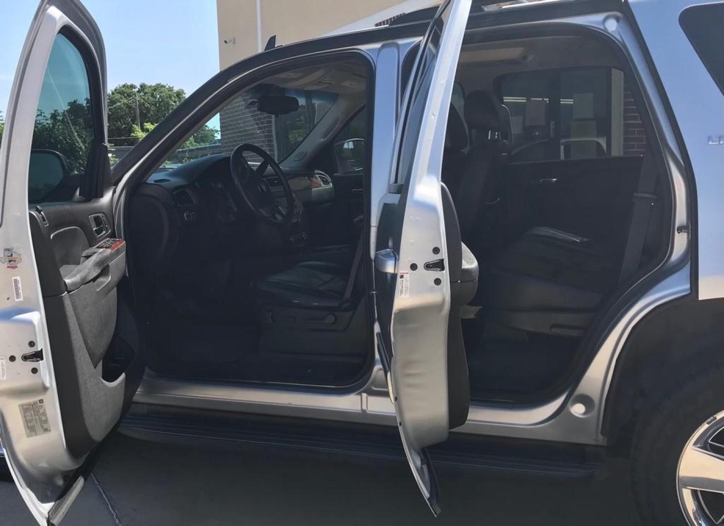 2012 Silver CHEVROLET TAHOE 1500 LT (1GNSCBE00CR) with an 5.3L engine, Automatic transmission, located at 4415 NE 28th St, Haltom City, TX, 76117, (817) 222-9334, 32.795322, -97.280937 - Photo#10