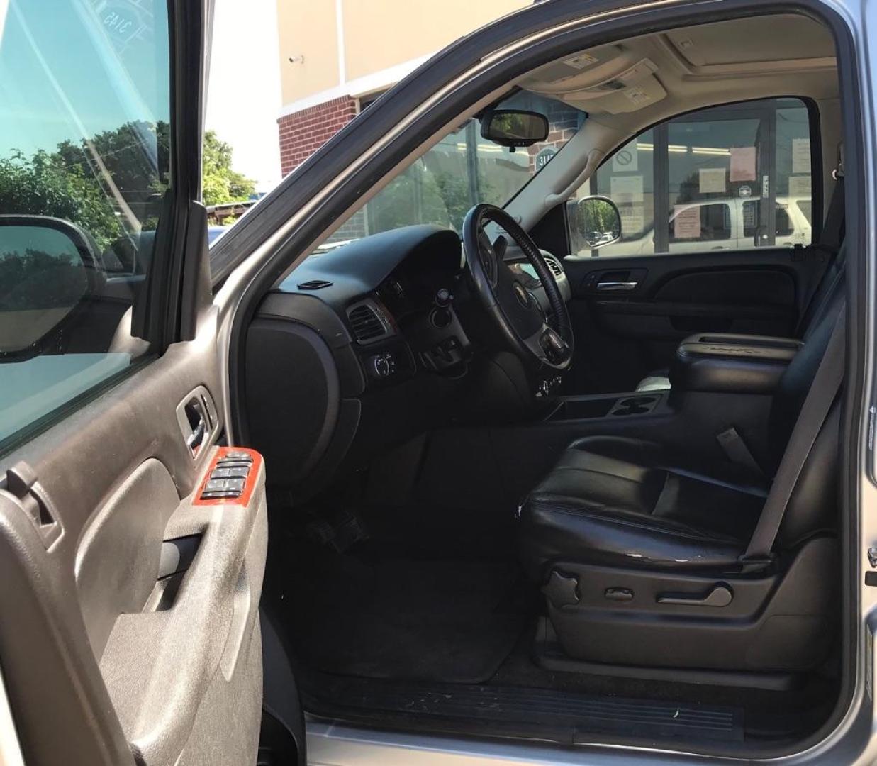 2012 Silver CHEVROLET TAHOE 1500 LT (1GNSCBE00CR) with an 5.3L engine, Automatic transmission, located at 4415 NE 28th St, Haltom City, TX, 76117, (817) 222-9334, 32.795322, -97.280937 - Photo#12