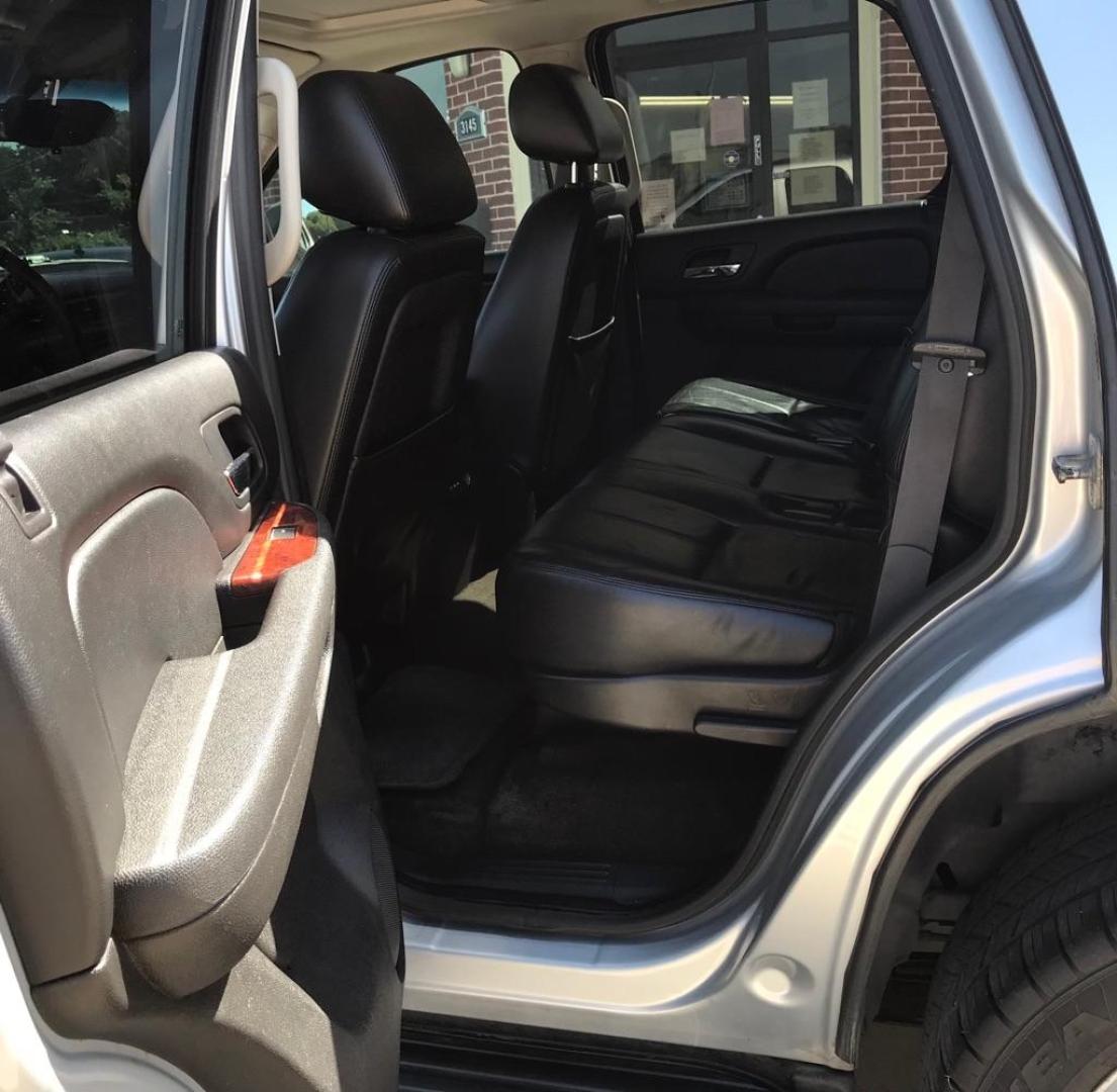 2012 Silver CHEVROLET TAHOE 1500 LT (1GNSCBE00CR) with an 5.3L engine, Automatic transmission, located at 4415 NE 28th St, Haltom City, TX, 76117, (817) 222-9334, 32.795322, -97.280937 - Photo#14