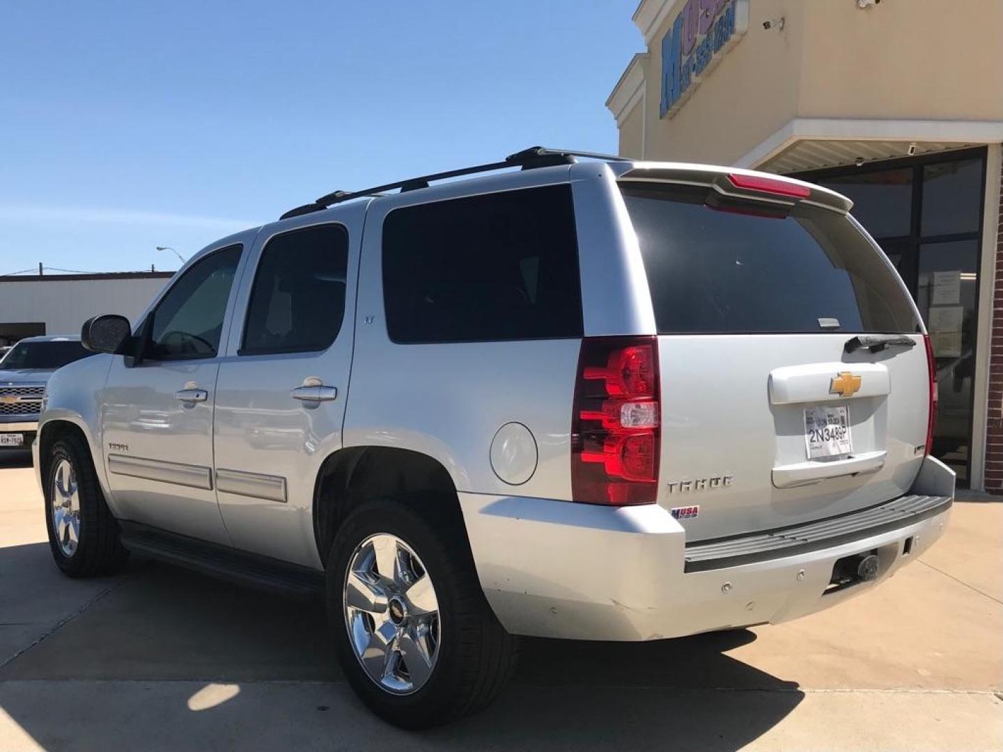 2012 Silver CHEVROLET TAHOE 1500 LT (1GNSCBE00CR) with an 5.3L engine, Automatic transmission, located at 4415 NE 28th St, Haltom City, TX, 76117, (817) 222-9334, 32.795322, -97.280937 - Photo#2