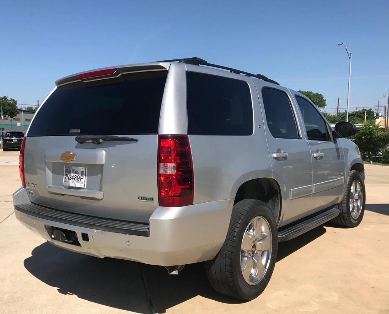 2012 Silver CHEVROLET TAHOE 1500 LT (1GNSCBE00CR) with an 5.3L engine, Automatic transmission, located at 4415 NE 28th St, Haltom City, TX, 76117, (817) 222-9334, 32.795322, -97.280937 - Photo#3