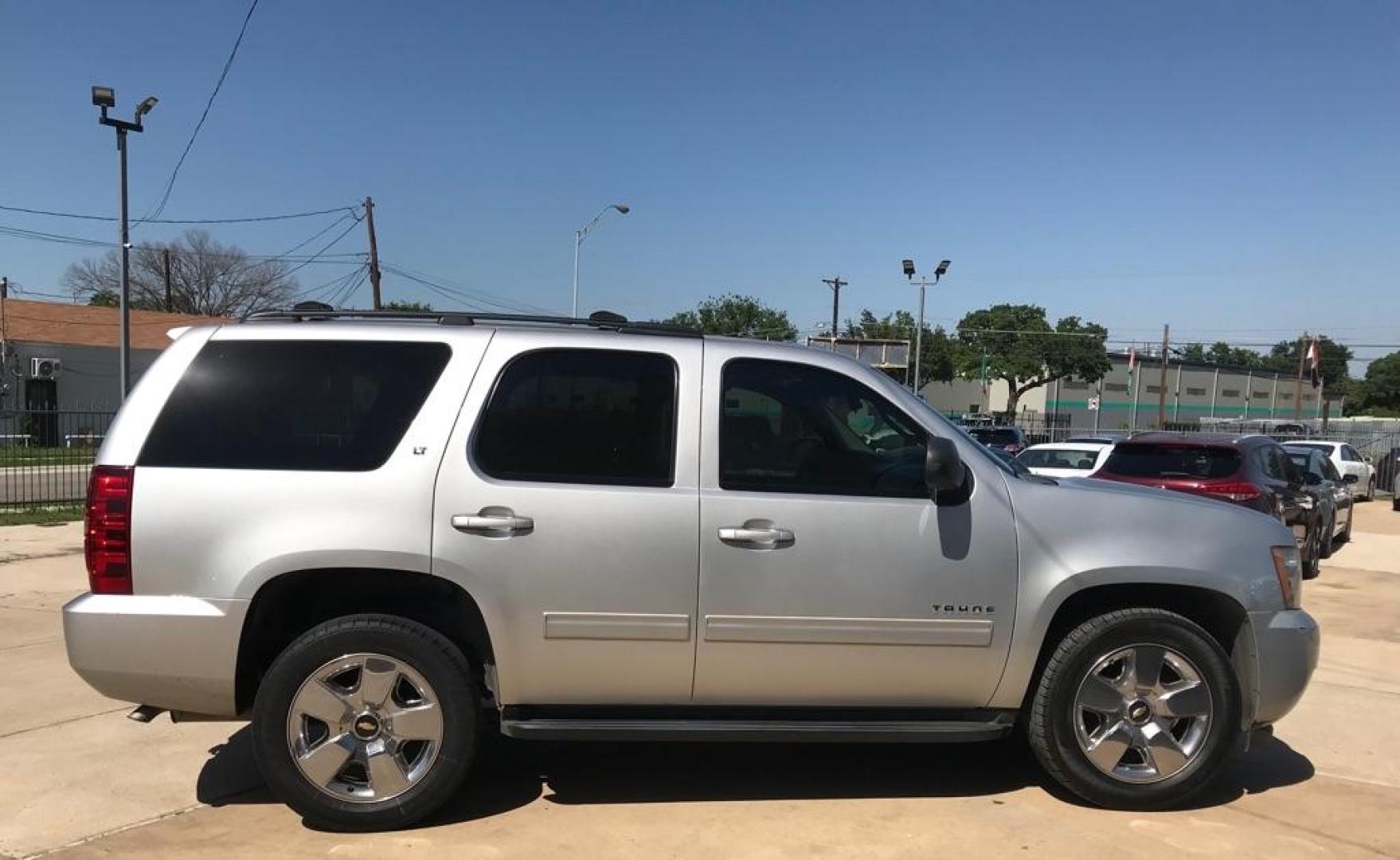 2012 Silver CHEVROLET TAHOE 1500 LT (1GNSCBE00CR) with an 5.3L engine, Automatic transmission, located at 4415 NE 28th St, Haltom City, TX, 76117, (817) 222-9334, 32.795322, -97.280937 - Photo#8