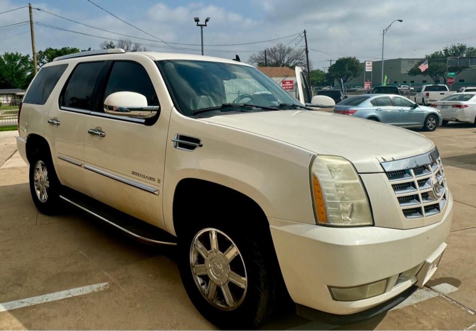 2007 White CADILLAC ESCALADE LUXURY (1GYFK63877R) with an 6.2L engine, Automatic transmission, located at 4415 NE 28th St, Haltom City, TX, 76117, (817) 222-9334, 32.795322, -97.280937 - Photo#0