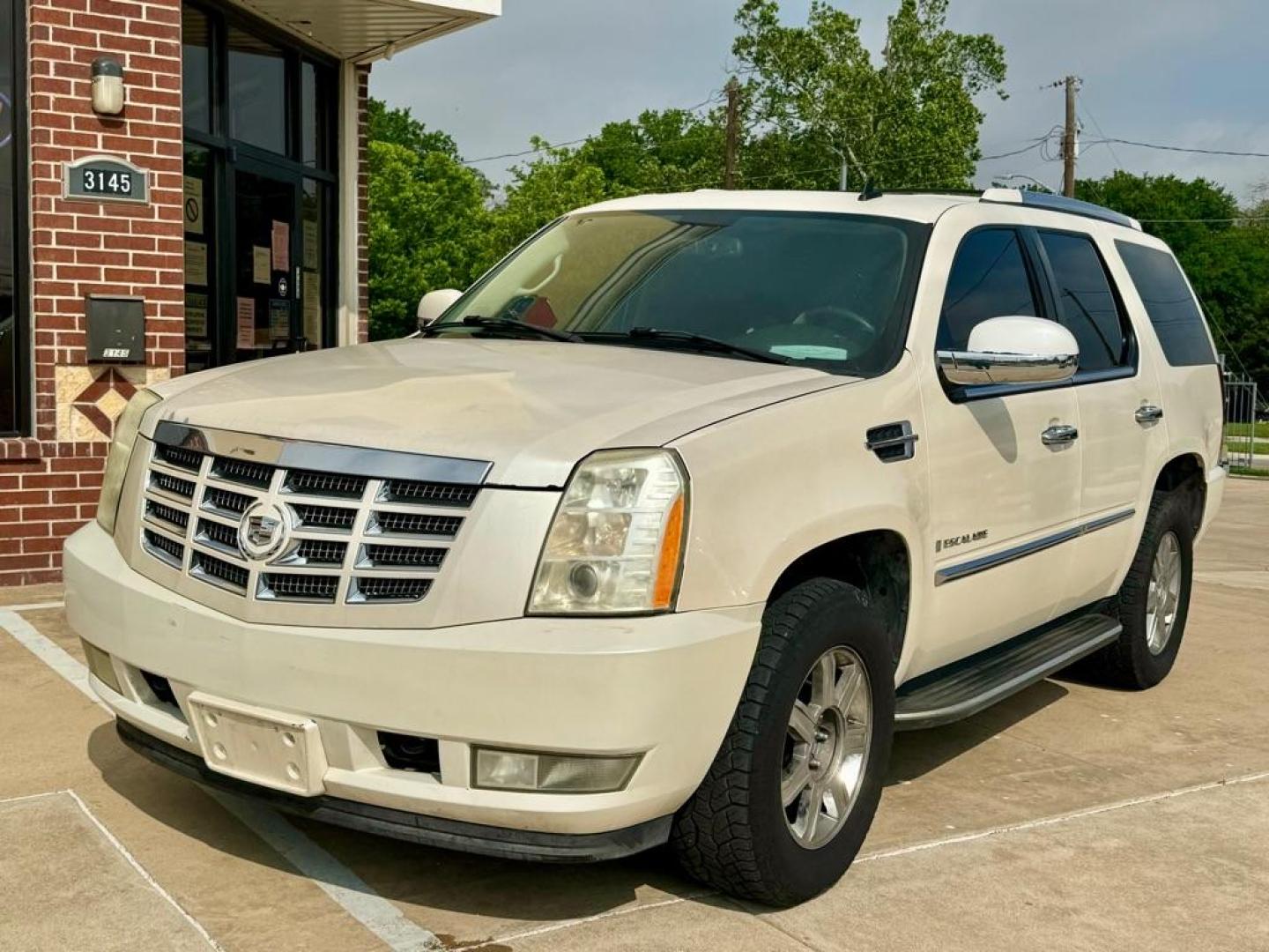 2007 White CADILLAC ESCALADE LUXURY (1GYFK63877R) with an 6.2L engine, Automatic transmission, located at 4415 NE 28th St, Haltom City, TX, 76117, (817) 222-9334, 32.795322, -97.280937 - Photo#1