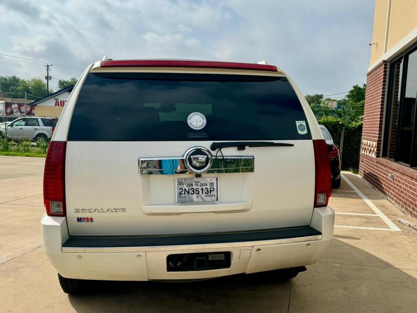 2007 White CADILLAC ESCALADE LUXURY (1GYFK63877R) with an 6.2L engine, Automatic transmission, located at 4415 NE 28th St, Haltom City, TX, 76117, (817) 222-9334, 32.795322, -97.280937 - Photo#2