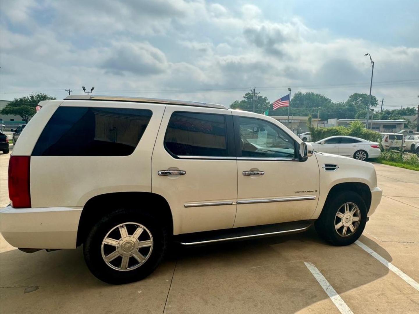 2007 White CADILLAC ESCALADE LUXURY (1GYFK63877R) with an 6.2L engine, Automatic transmission, located at 4415 NE 28th St, Haltom City, TX, 76117, (817) 222-9334, 32.795322, -97.280937 - Photo#3