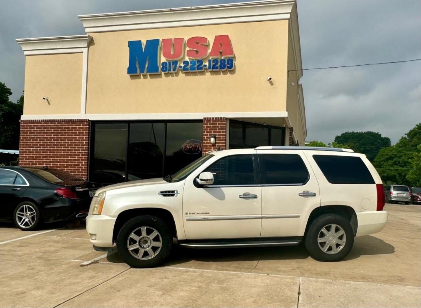 2007 White CADILLAC ESCALADE LUXURY (1GYFK63877R) with an 6.2L engine, Automatic transmission, located at 4415 NE 28th St, Haltom City, TX, 76117, (817) 222-9334, 32.795322, -97.280937 - Photo#7