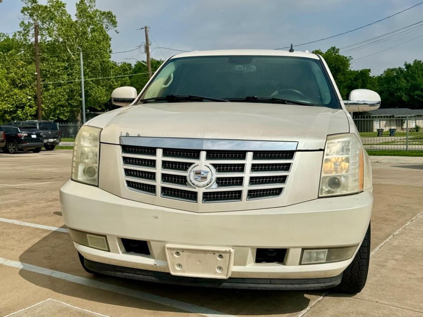 2007 White CADILLAC ESCALADE LUXURY (1GYFK63877R) with an 6.2L engine, Automatic transmission, located at 4415 NE 28th St, Haltom City, TX, 76117, (817) 222-9334, 32.795322, -97.280937 - Photo#8