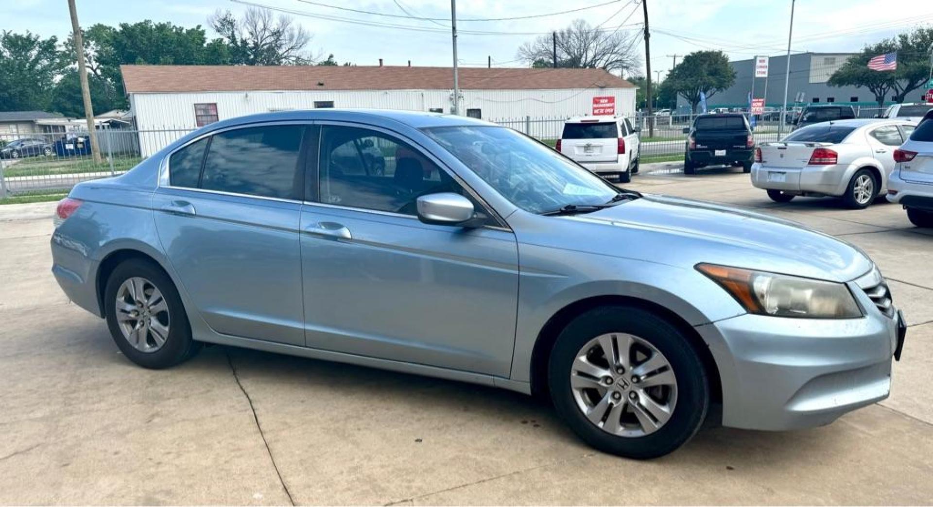 2011 Blue HONDA ACCORD LXP (1HGCP2F48BA) with an 2.4L engine, Automatic transmission, located at 4415 NE 28th St, Haltom City, TX, 76117, (817) 222-9334, 32.795322, -97.280937 - Photo#2