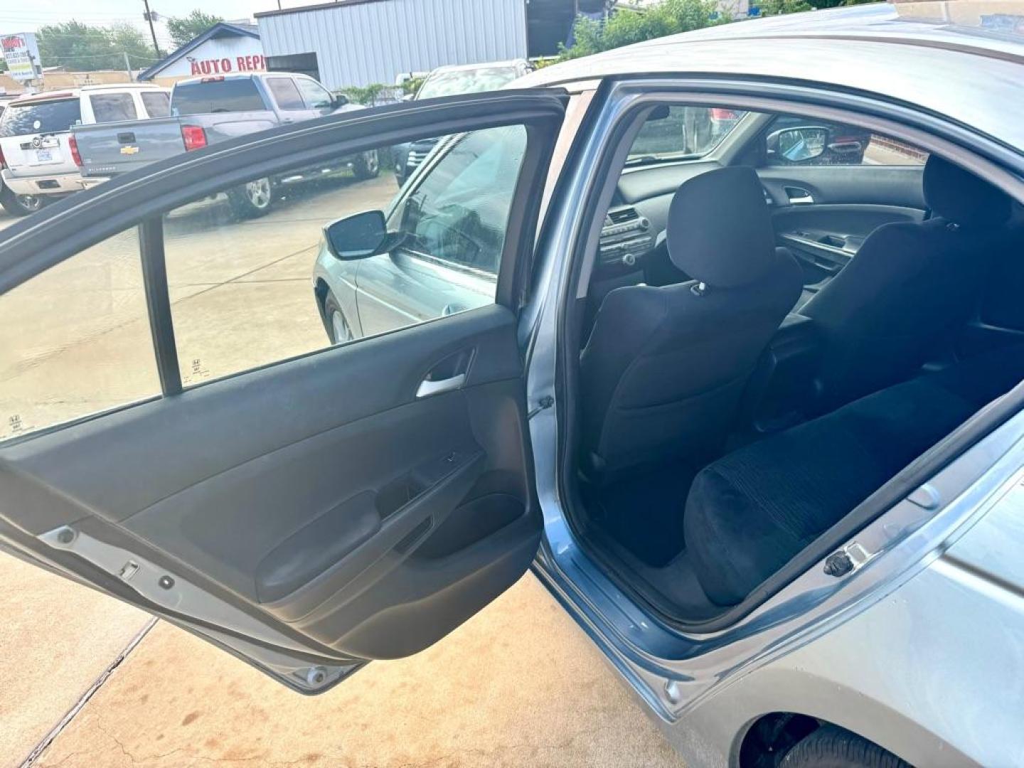 2011 Blue HONDA ACCORD LXP (1HGCP2F48BA) with an 2.4L engine, Automatic transmission, located at 4415 NE 28th St, Haltom City, TX, 76117, (817) 222-9334, 32.795322, -97.280937 - Photo#7