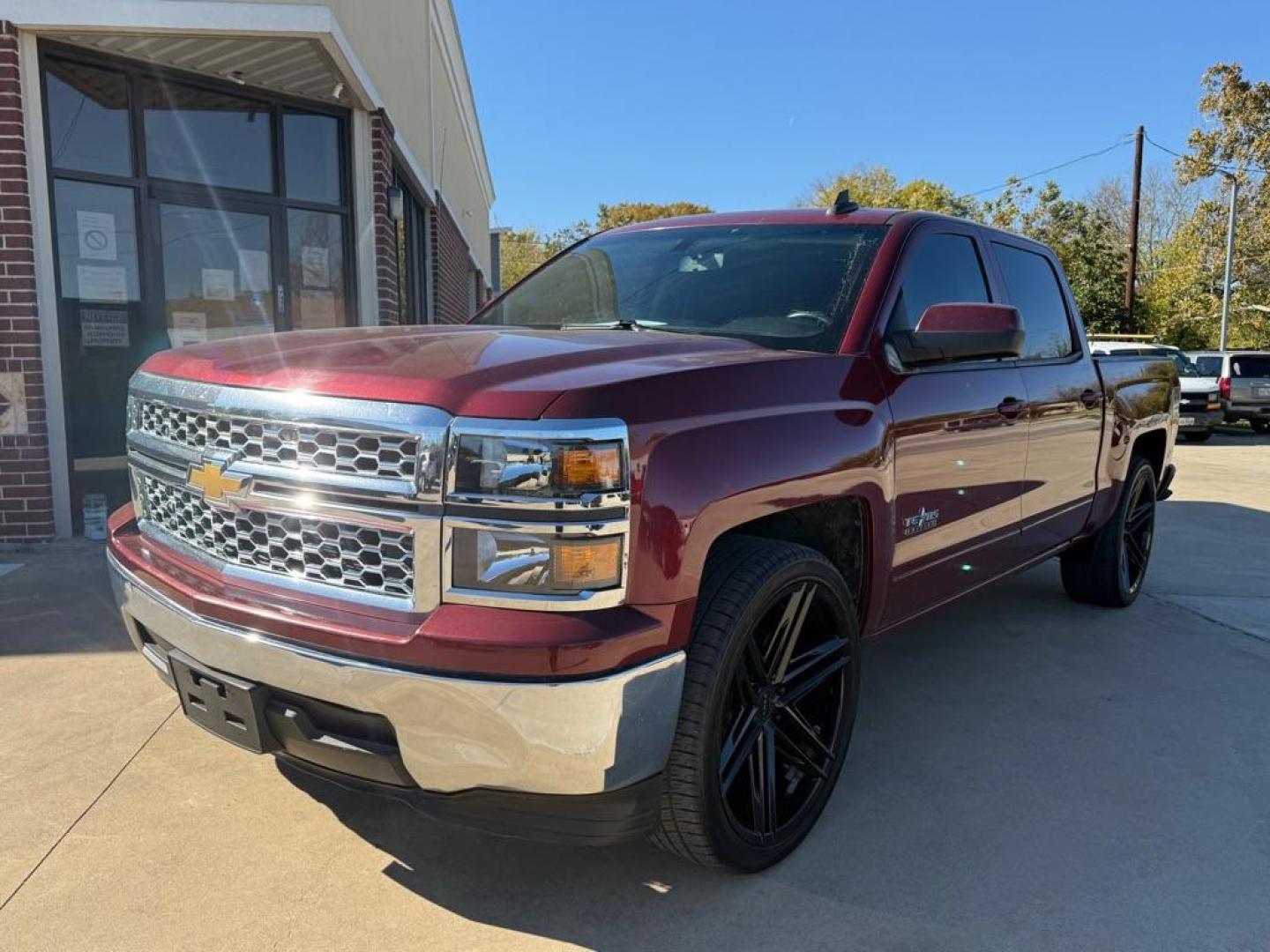 2015 Red CHEVROLET SILVERADO 1500 LT (3GCPCREC0FG) with an 5.3L engine, Automatic transmission, located at 4415 NE 28th St, Haltom City, TX, 76117, (817) 222-9334, 32.795322, -97.280937 - Photo#1