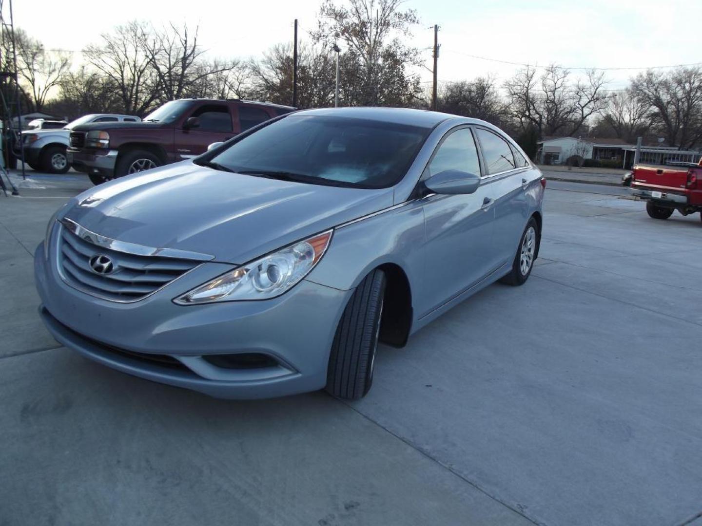 2011 GRAY HYUNDAI SONATA GLS (5NPEB4ACXBH) with an 2.4L engine, Automatic transmission, located at 4415 NE 28th St, Haltom City, TX, 76117, (817) 222-9334, 32.795322, -97.280937 - Photo#14