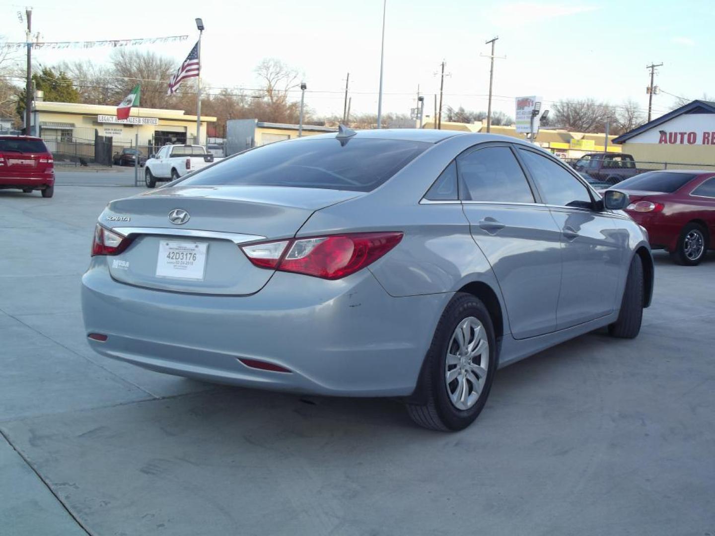 2011 GRAY HYUNDAI SONATA GLS (5NPEB4ACXBH) with an 2.4L engine, Automatic transmission, located at 4415 NE 28th St, Haltom City, TX, 76117, (817) 222-9334, 32.795322, -97.280937 - Photo#5