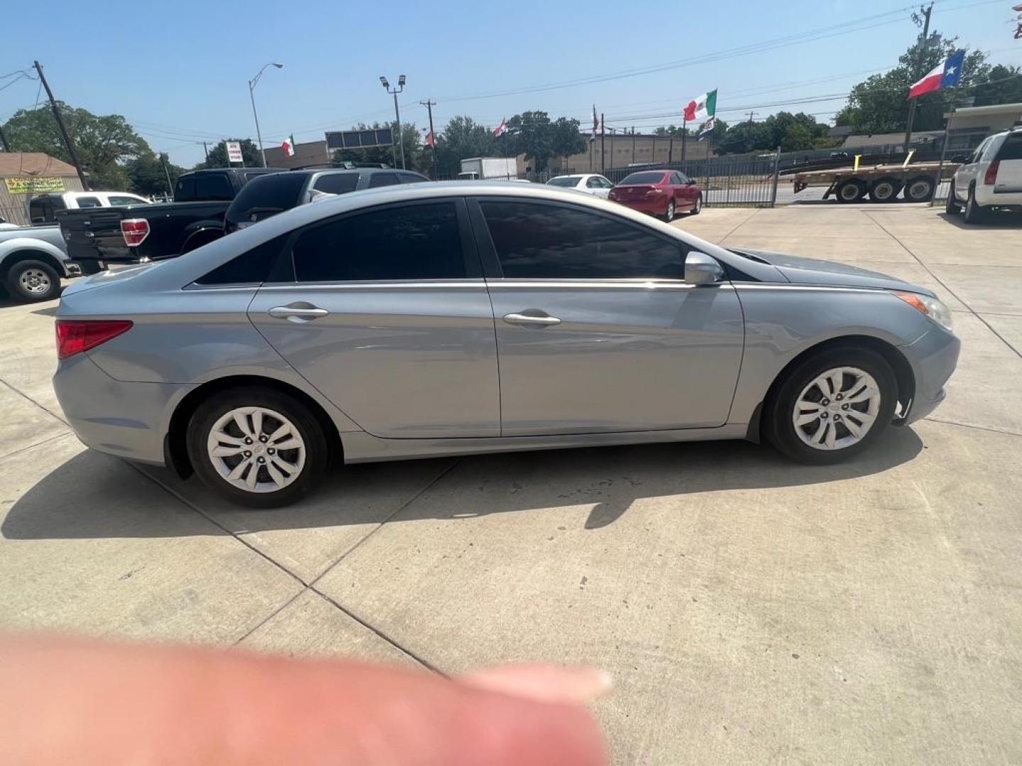 2011 GRAY HYUNDAI SONATA GLS (5NPEB4ACXBH) with an 2.4L engine, Automatic transmission, located at 4415 NE 28th St, Haltom City, TX, 76117, (817) 222-9334, 32.795322, -97.280937 - Photo#4