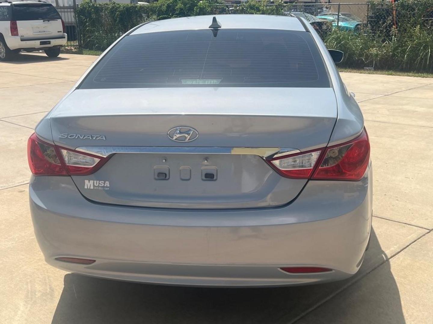 2011 GRAY HYUNDAI SONATA GLS (5NPEB4ACXBH) with an 2.4L engine, Automatic transmission, located at 4415 NE 28th St, Haltom City, TX, 76117, (817) 222-9334, 32.795322, -97.280937 - Photo#6