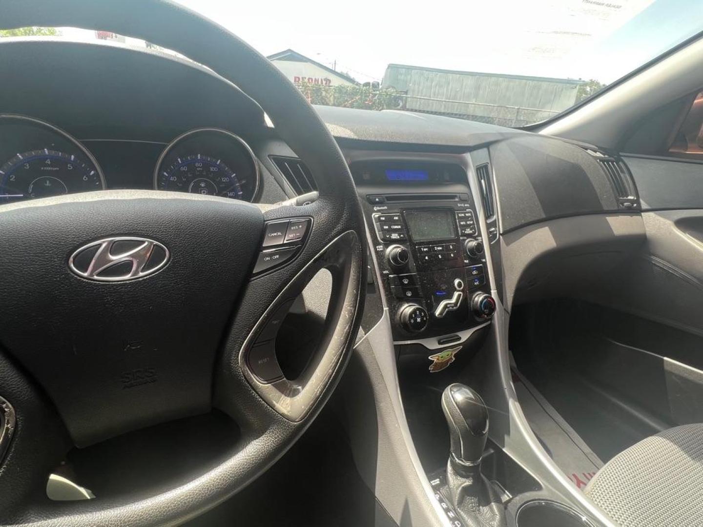 2011 GRAY HYUNDAI SONATA GLS (5NPEB4ACXBH) with an 2.4L engine, Automatic transmission, located at 4415 NE 28th St, Haltom City, TX, 76117, (817) 222-9334, 32.795322, -97.280937 - Photo#8