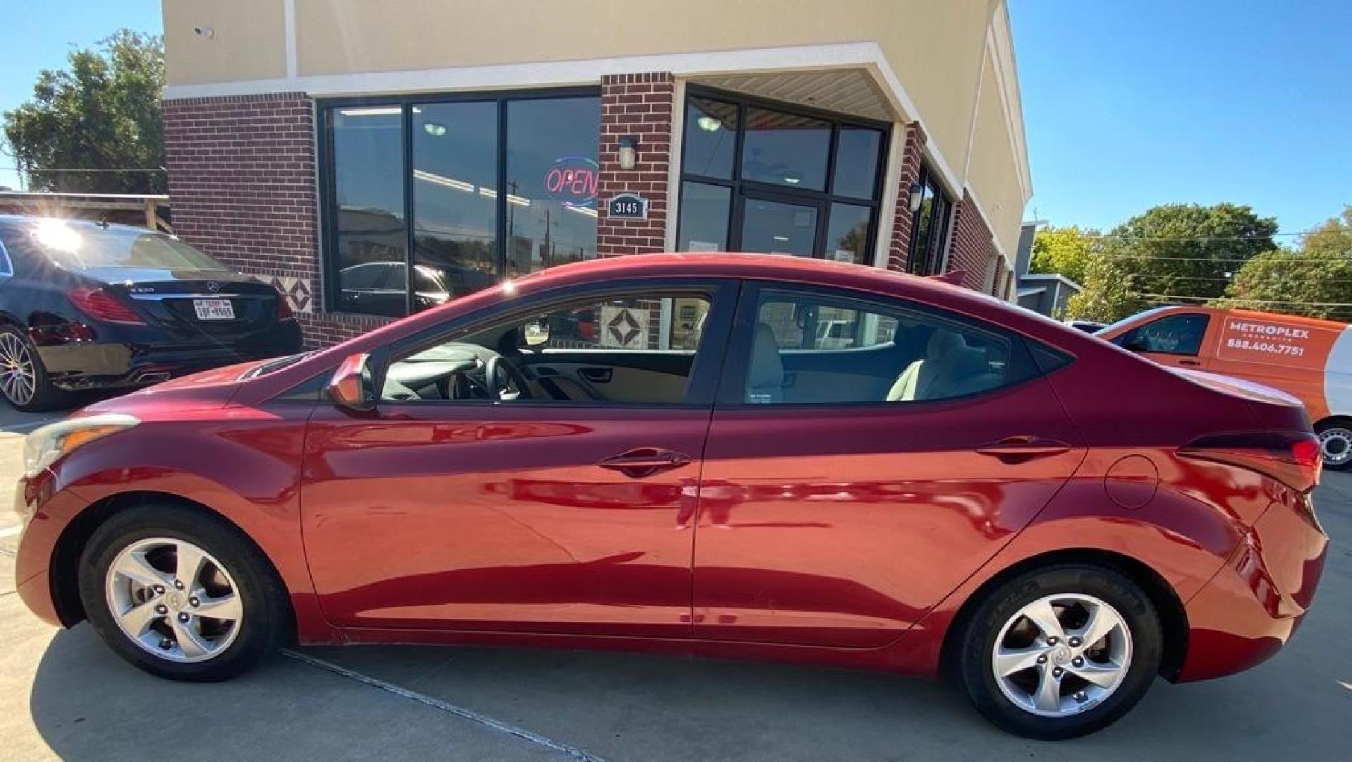 2014 RED HYUNDAI ELANTRA SE (5NPDH4AE1EH) with an 1.8L engine, Automatic transmission, located at 4415 NE 28th St, Haltom City, TX, 76117, (817) 222-9334, 32.795322, -97.280937 - Photo#4