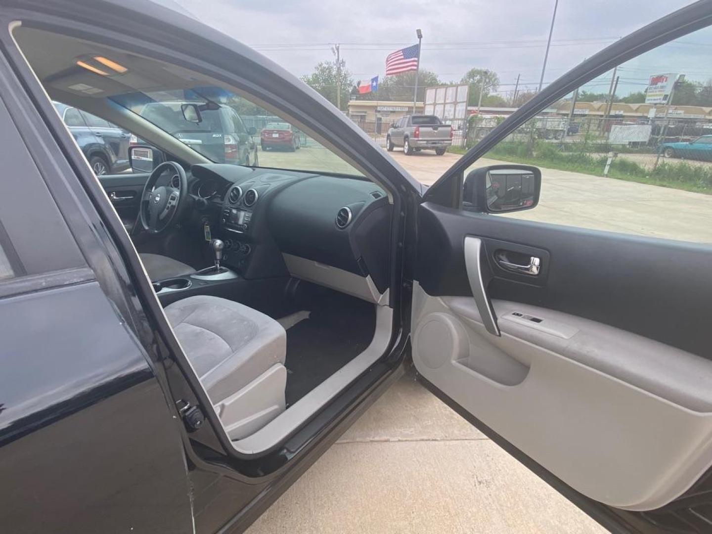 2015 BLACK NISSAN ROGUE SELECT S (JN8AS5MT5FW) with an 2.5L engine, Continuously Variable transmission, located at 4415 NE 28th St, Haltom City, TX, 76117, (817) 222-9334, 32.795322, -97.280937 - Photo#16