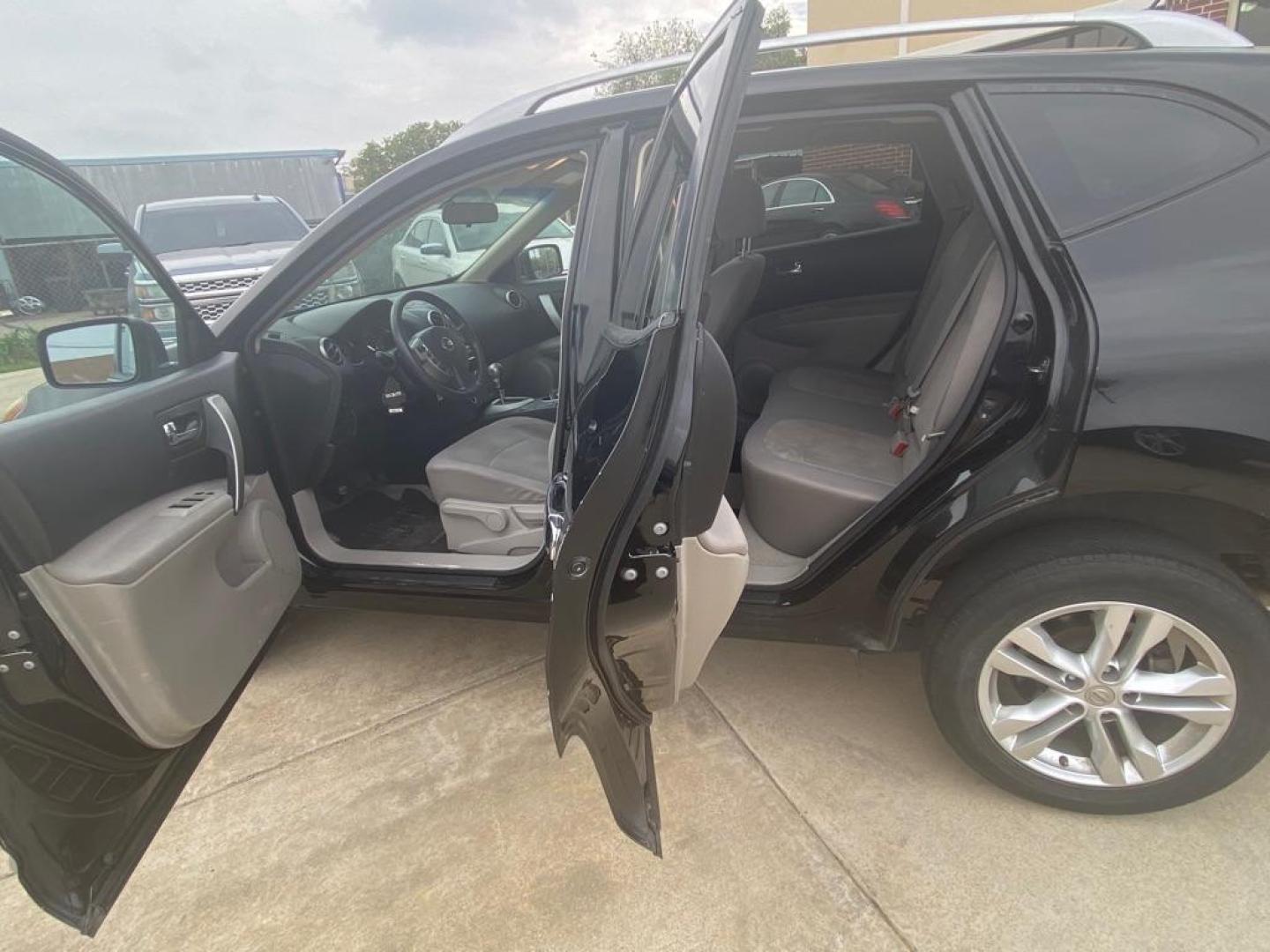 2015 BLACK NISSAN ROGUE SELECT S (JN8AS5MT5FW) with an 2.5L engine, Continuously Variable transmission, located at 4415 NE 28th St, Haltom City, TX, 76117, (817) 222-9334, 32.795322, -97.280937 - Photo#5