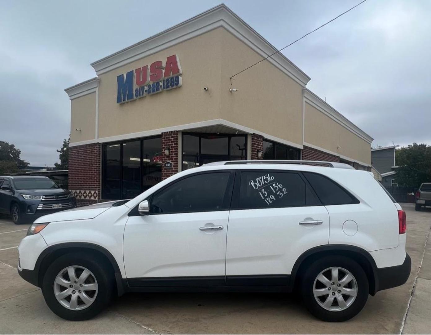 2013 White KIA SORENTO LX (5XYKT3A66DG) with an 2.4L engine, Automatic transmission, located at 4415 NE 28th St, Haltom City, TX, 76117, (817) 222-9334, 32.795322, -97.280937 - Photo#13