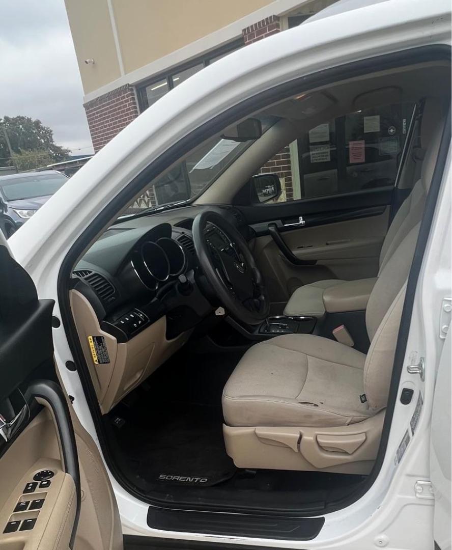 2013 White KIA SORENTO LX (5XYKT3A66DG) with an 2.4L engine, Automatic transmission, located at 4415 NE 28th St, Haltom City, TX, 76117, (817) 222-9334, 32.795322, -97.280937 - Photo#9