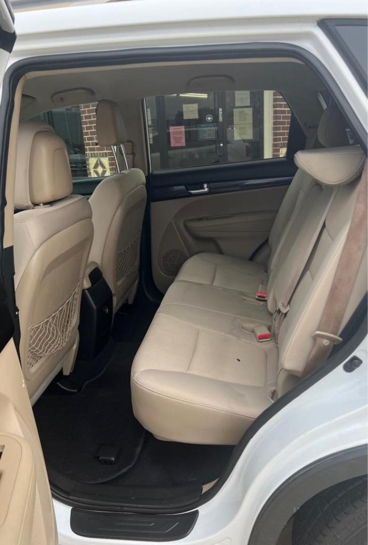 2013 White KIA SORENTO LX (5XYKT3A66DG) with an 2.4L engine, Automatic transmission, located at 4415 NE 28th St, Haltom City, TX, 76117, (817) 222-9334, 32.795322, -97.280937 - Photo#10