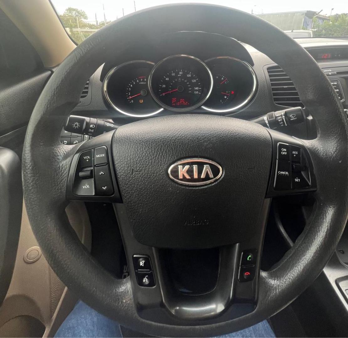 2013 White KIA SORENTO LX (5XYKT3A66DG) with an 2.4L engine, Automatic transmission, located at 4415 NE 28th St, Haltom City, TX, 76117, (817) 222-9334, 32.795322, -97.280937 - Photo#12