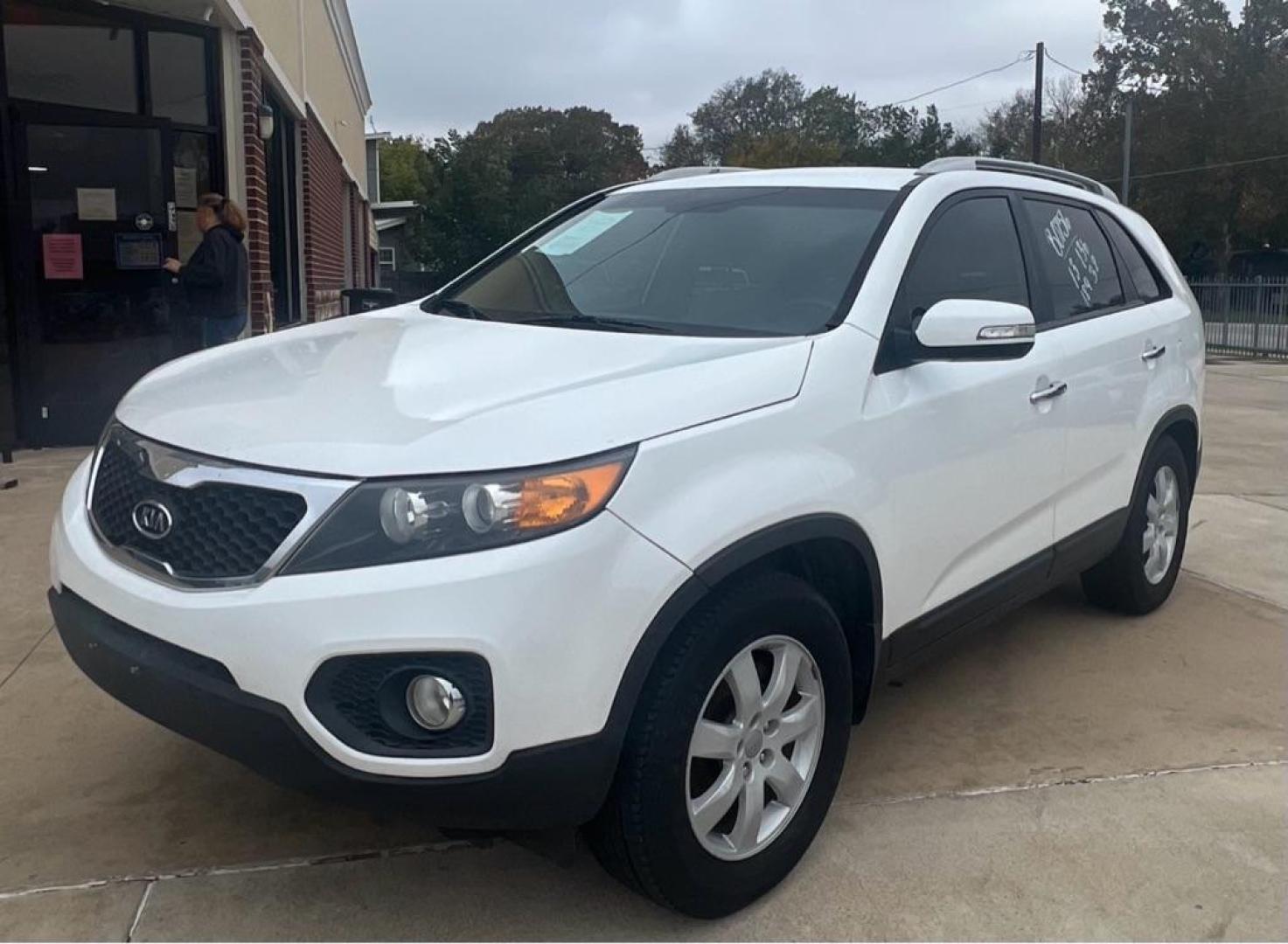 2013 White KIA SORENTO LX (5XYKT3A66DG) with an 2.4L engine, Automatic transmission, located at 4415 NE 28th St, Haltom City, TX, 76117, (817) 222-9334, 32.795322, -97.280937 - Photo#0