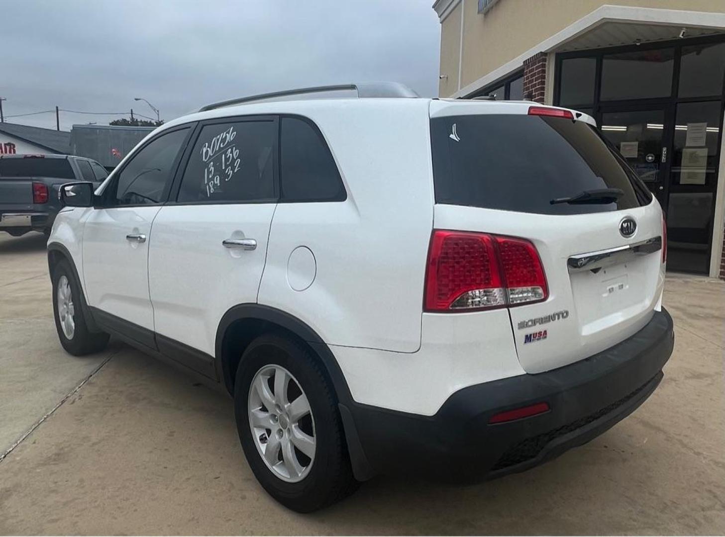 2013 White KIA SORENTO LX (5XYKT3A66DG) with an 2.4L engine, Automatic transmission, located at 4415 NE 28th St, Haltom City, TX, 76117, (817) 222-9334, 32.795322, -97.280937 - Photo#1