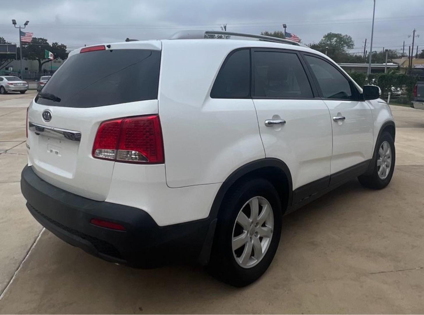 2013 White KIA SORENTO LX (5XYKT3A66DG) with an 2.4L engine, Automatic transmission, located at 4415 NE 28th St, Haltom City, TX, 76117, (817) 222-9334, 32.795322, -97.280937 - Photo#2