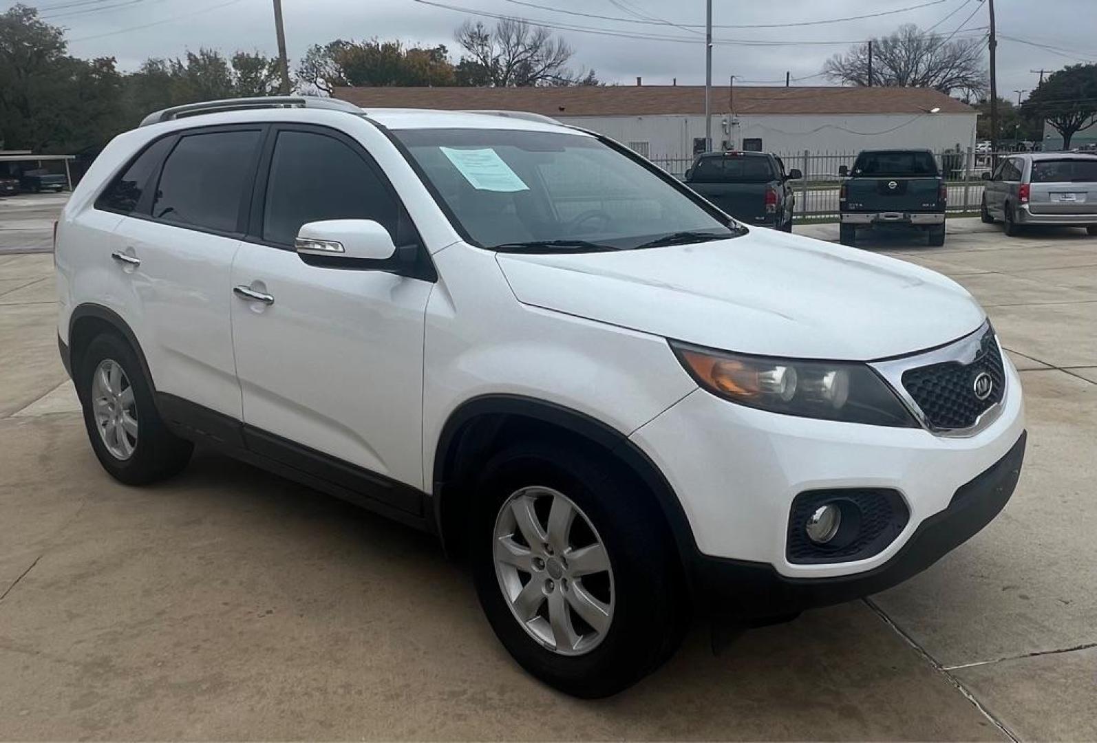 2013 White KIA SORENTO LX (5XYKT3A66DG) with an 2.4L engine, Automatic transmission, located at 4415 NE 28th St, Haltom City, TX, 76117, (817) 222-9334, 32.795322, -97.280937 - Photo#3